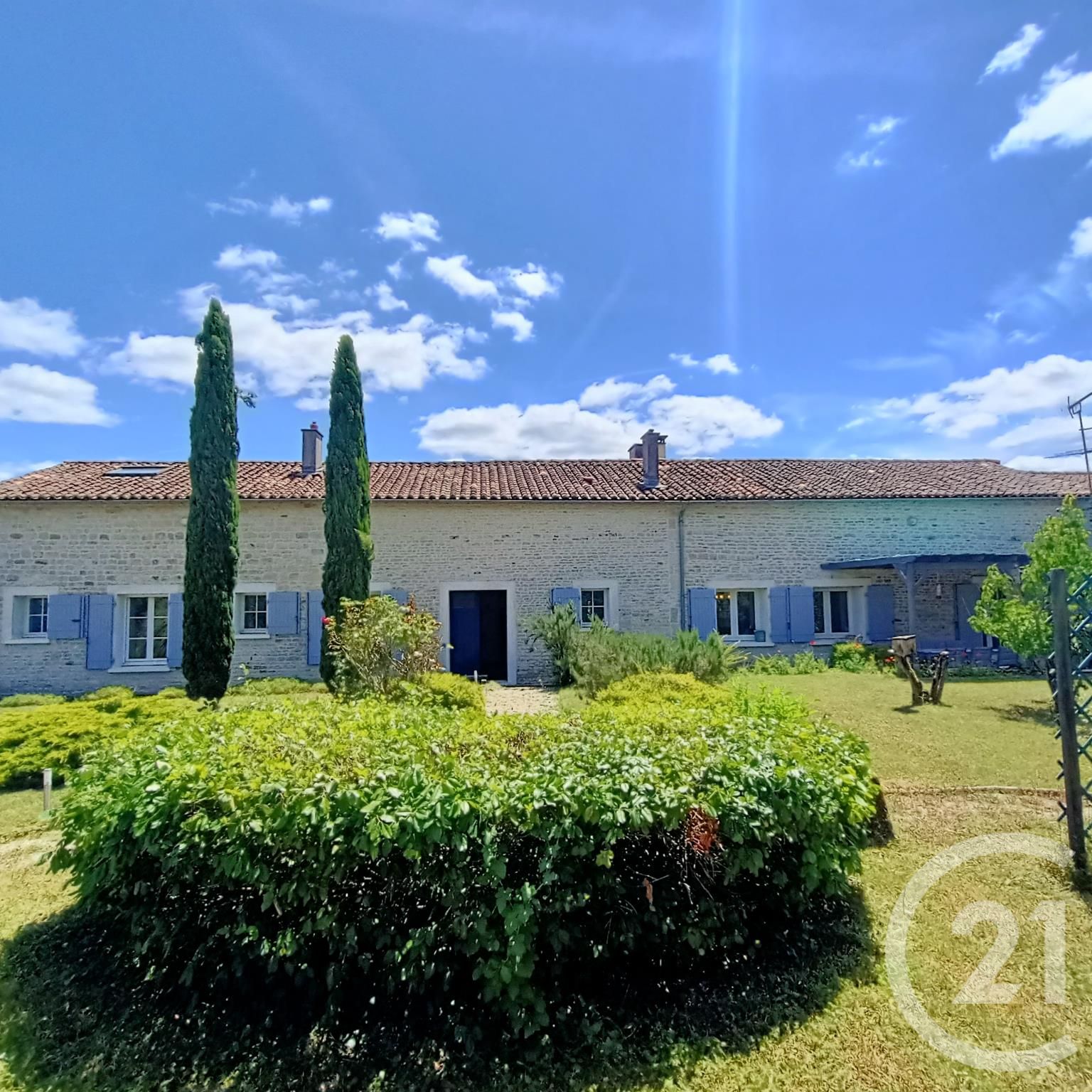 Maison 304m² — Loubillé