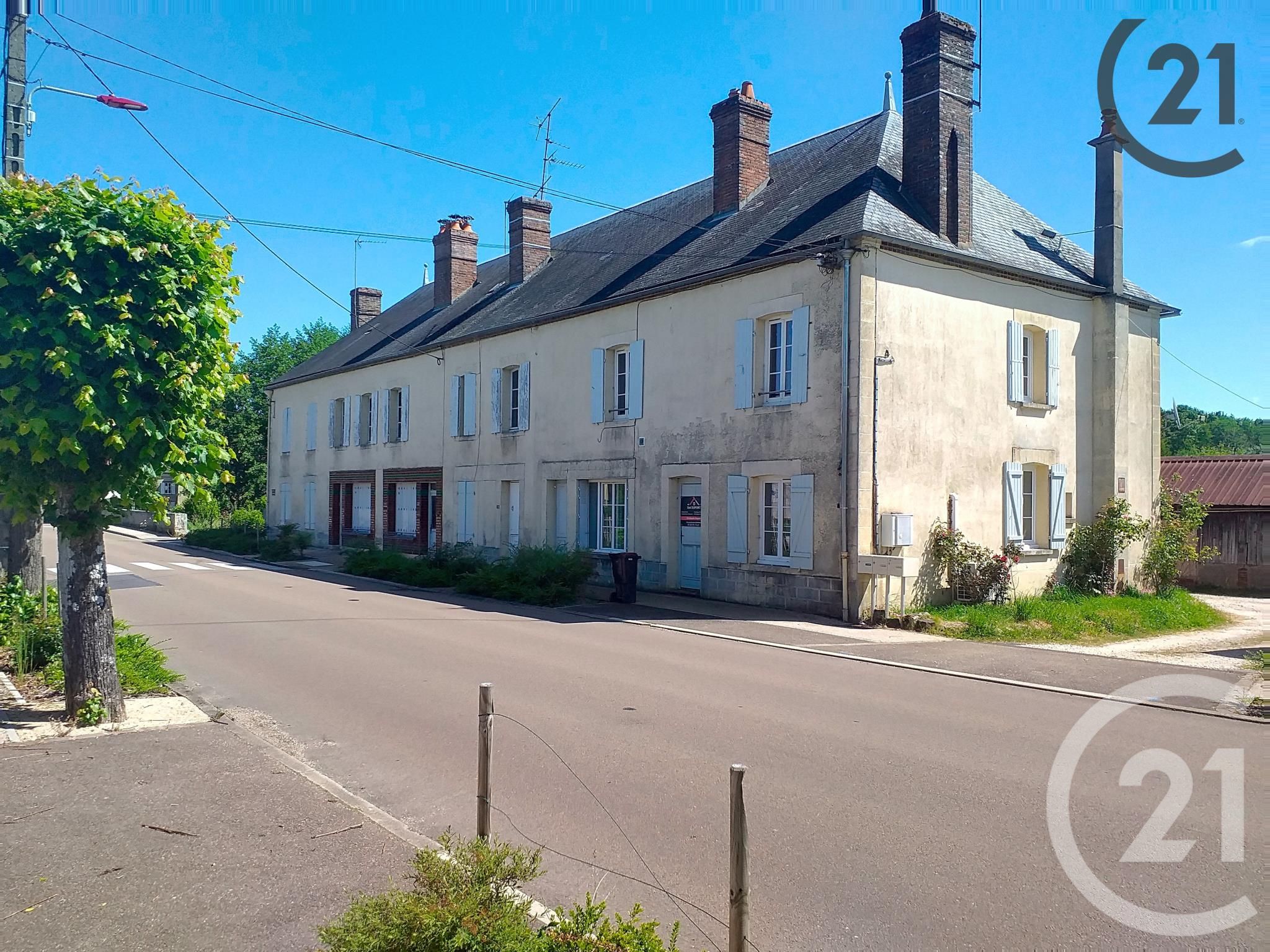 Immeuble 710m² — Mézilles