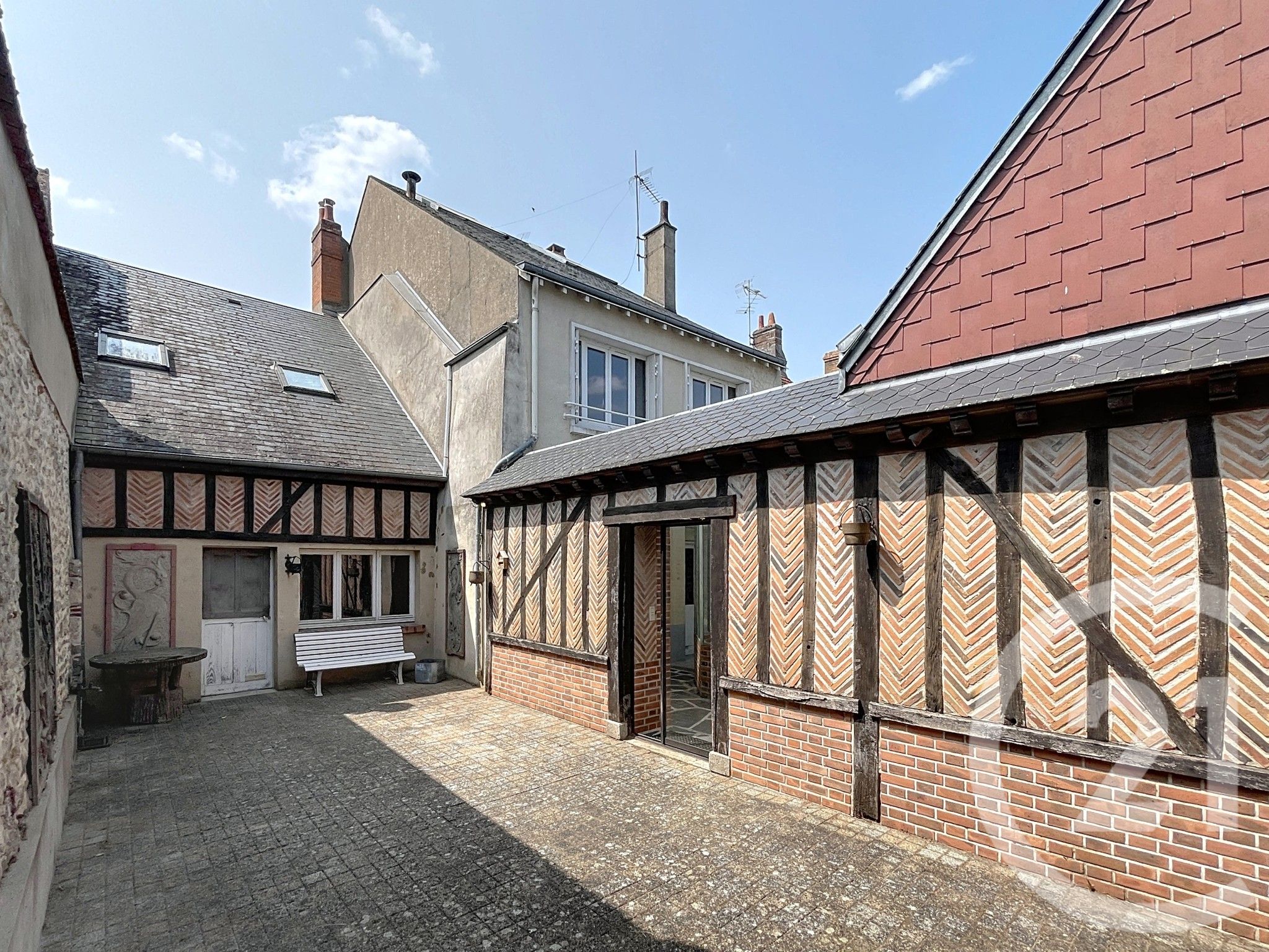Maison 189m² — Saint-Denis-de-l'Hôtel