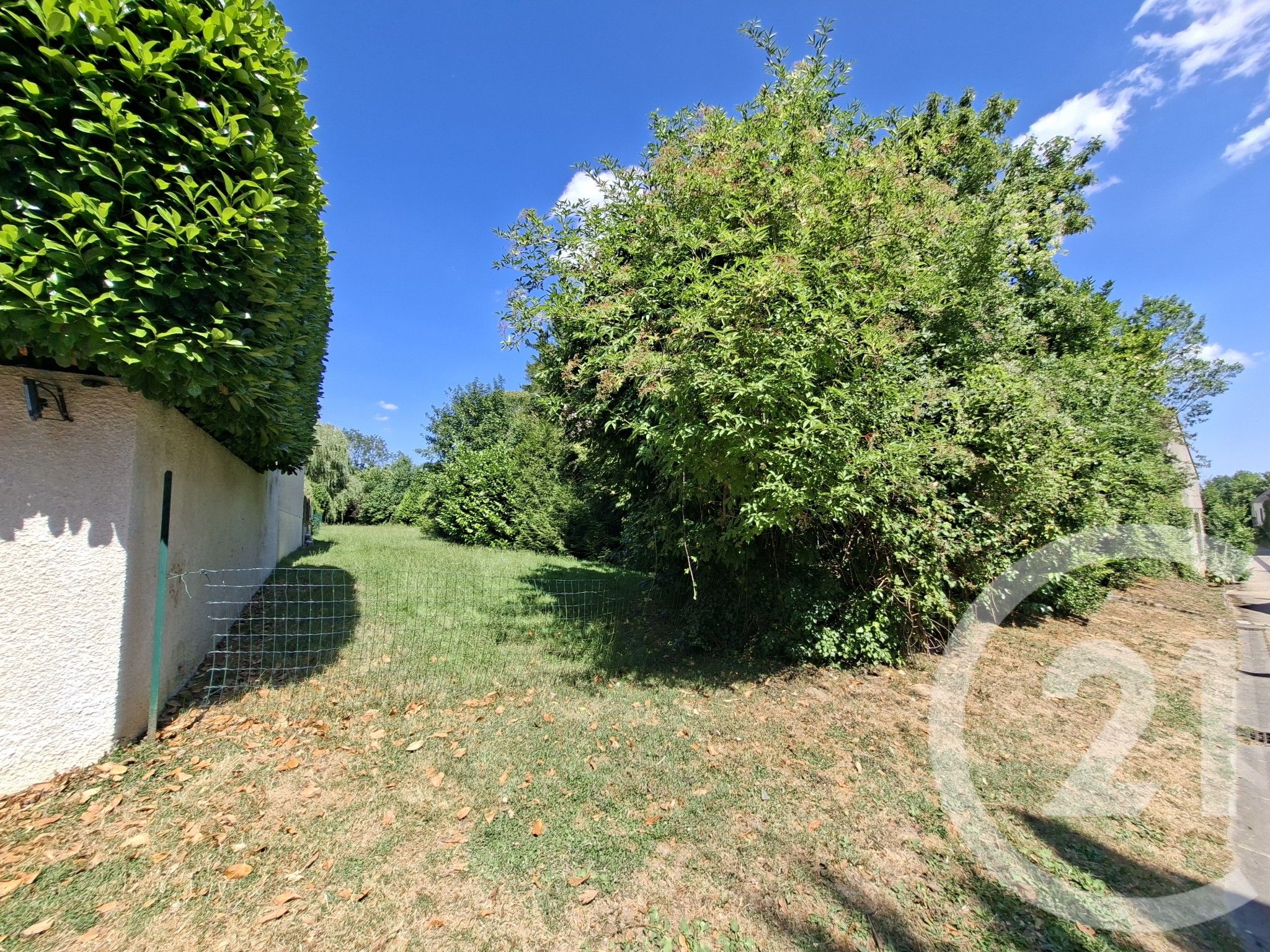 Terrain — Frémainville