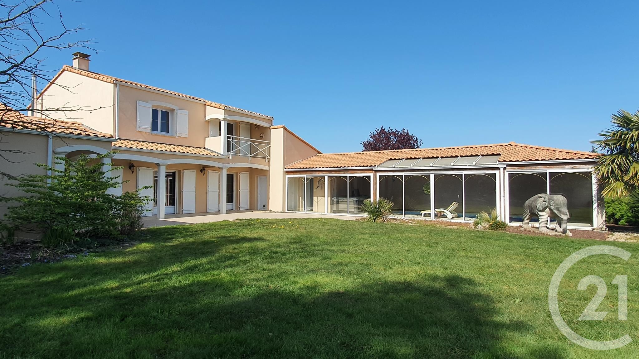 Maison 208m² — Châteauneuf
