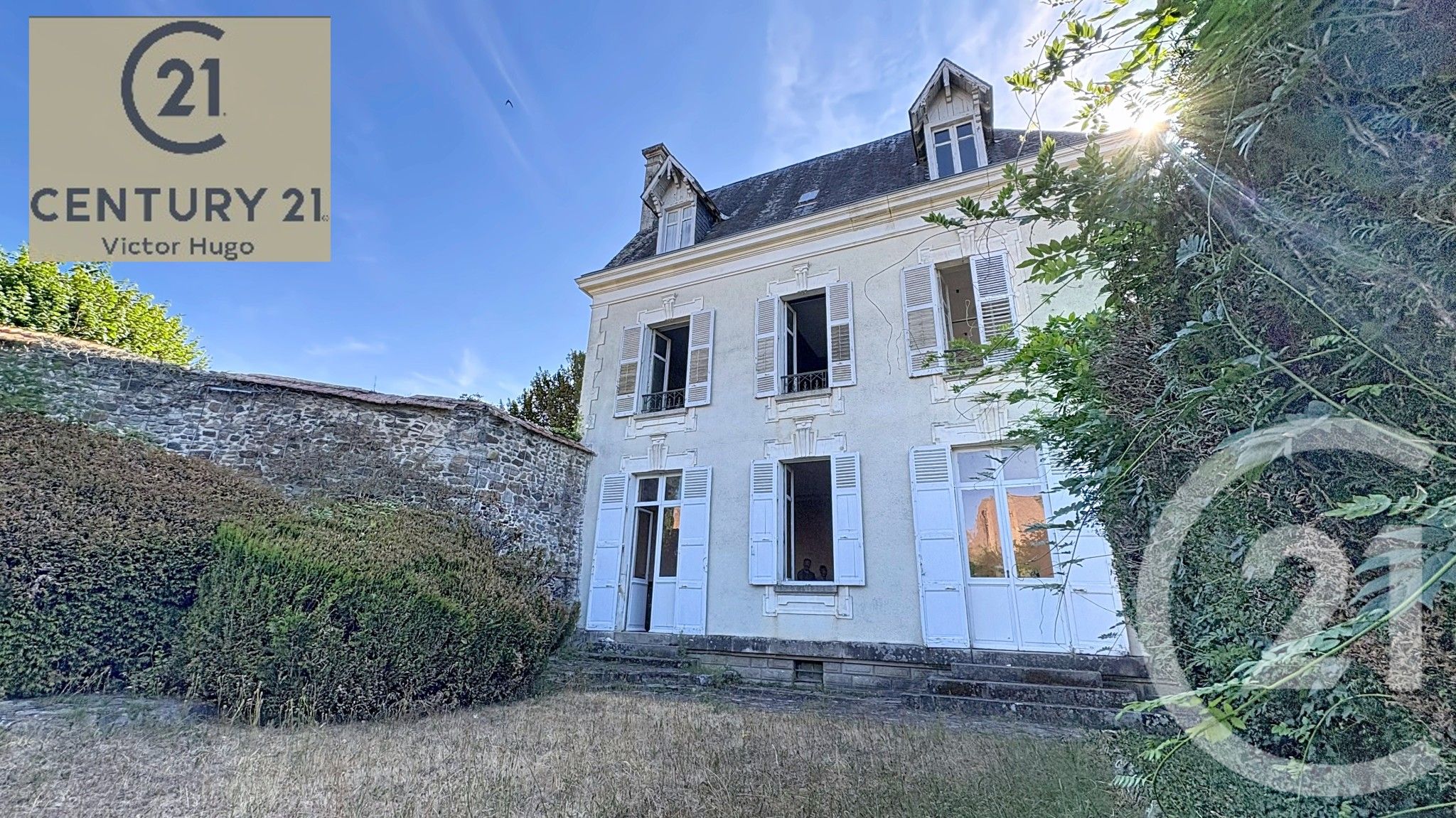 Maison 242m² — Saint-Victurnien