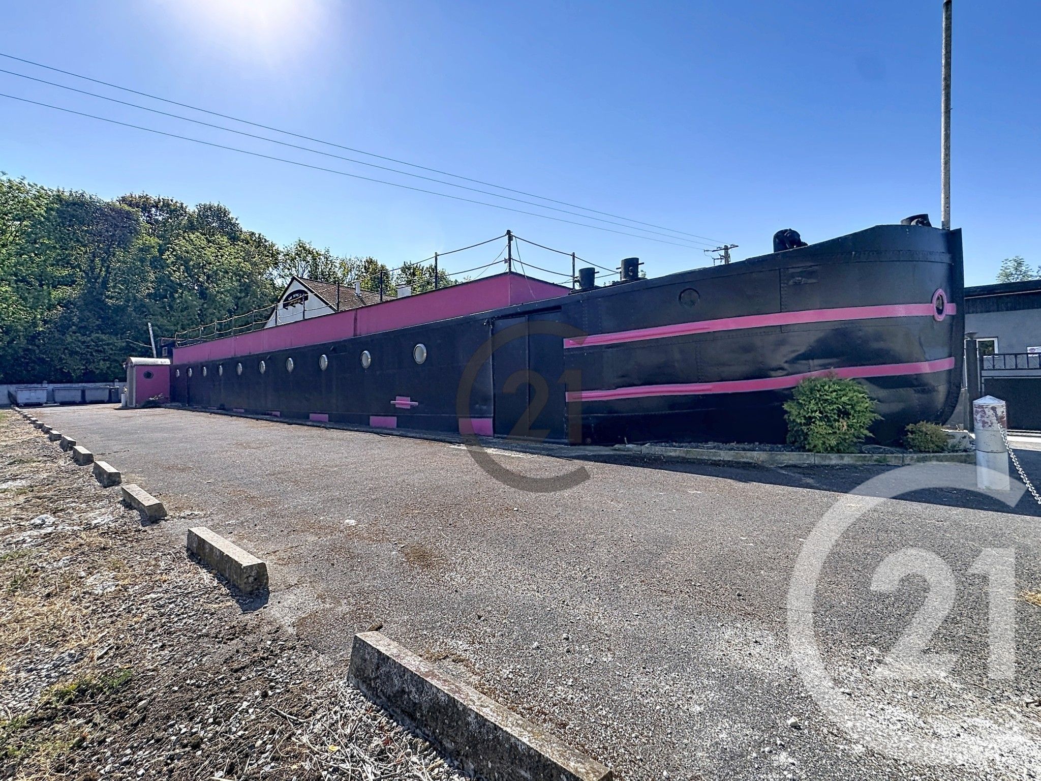 Maison 717m² — Courcy