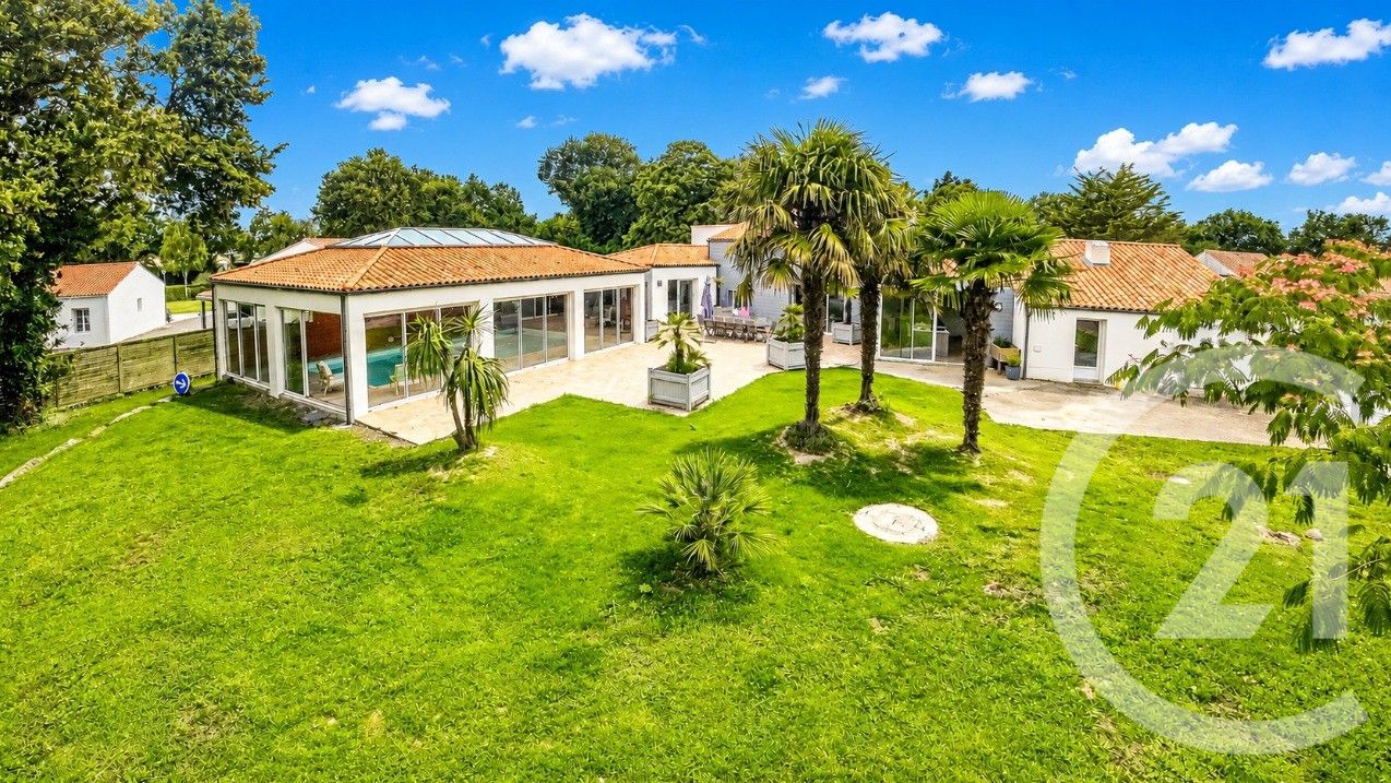 Maison 256m² — Landevieille