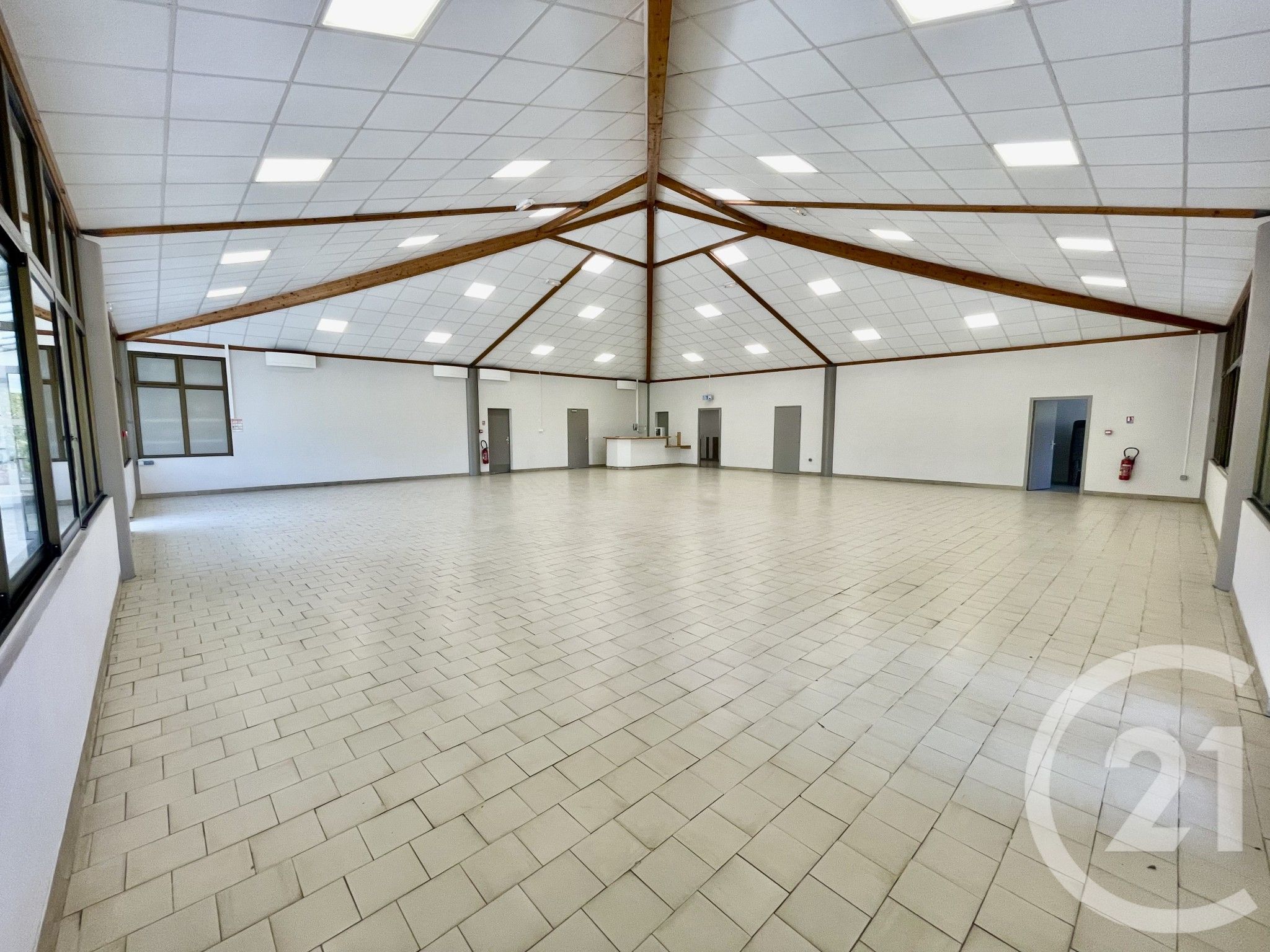 Shop 380m² — Génébrières