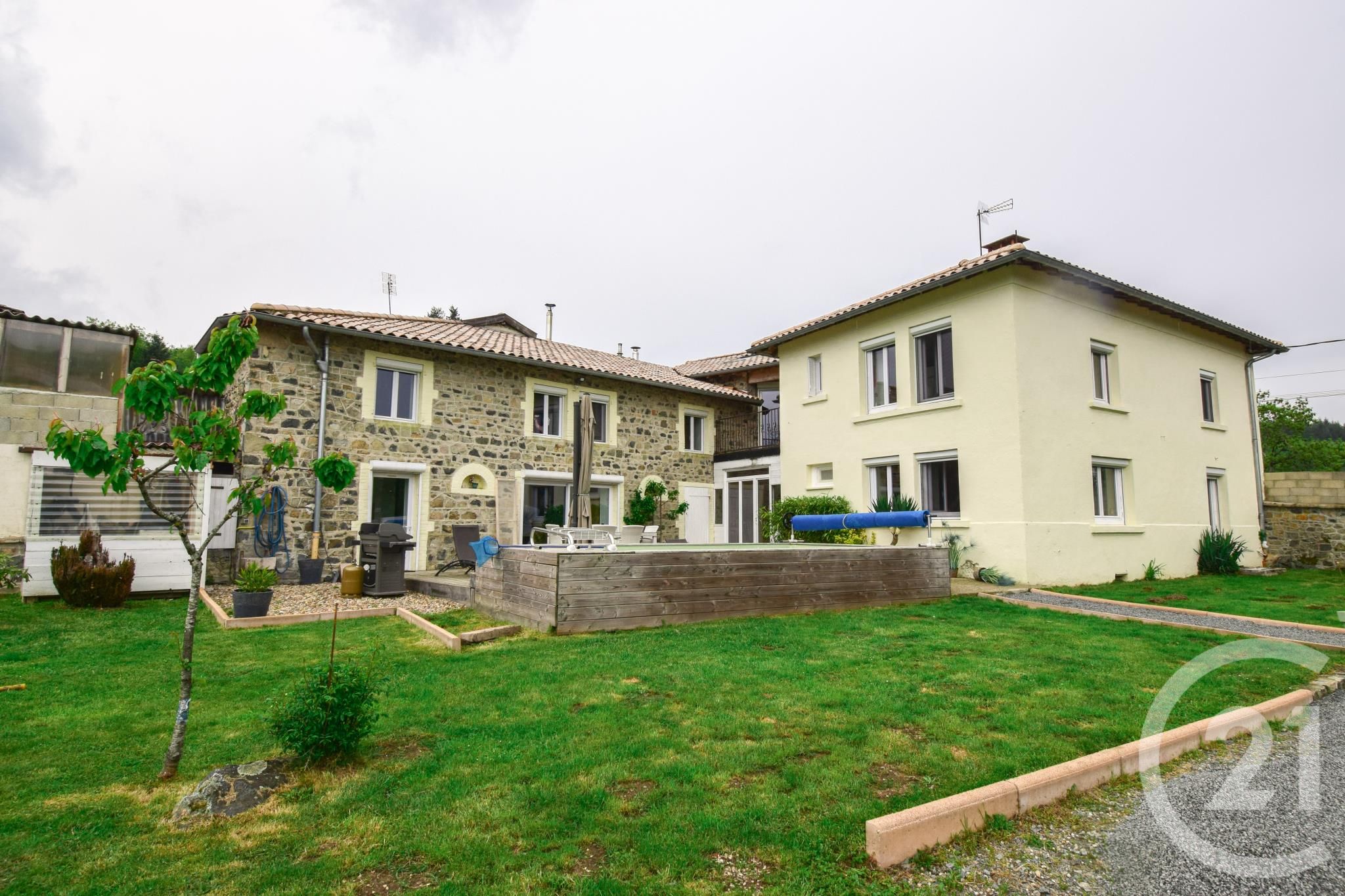 Maison 210m² — Poule-les-Écharmeaux