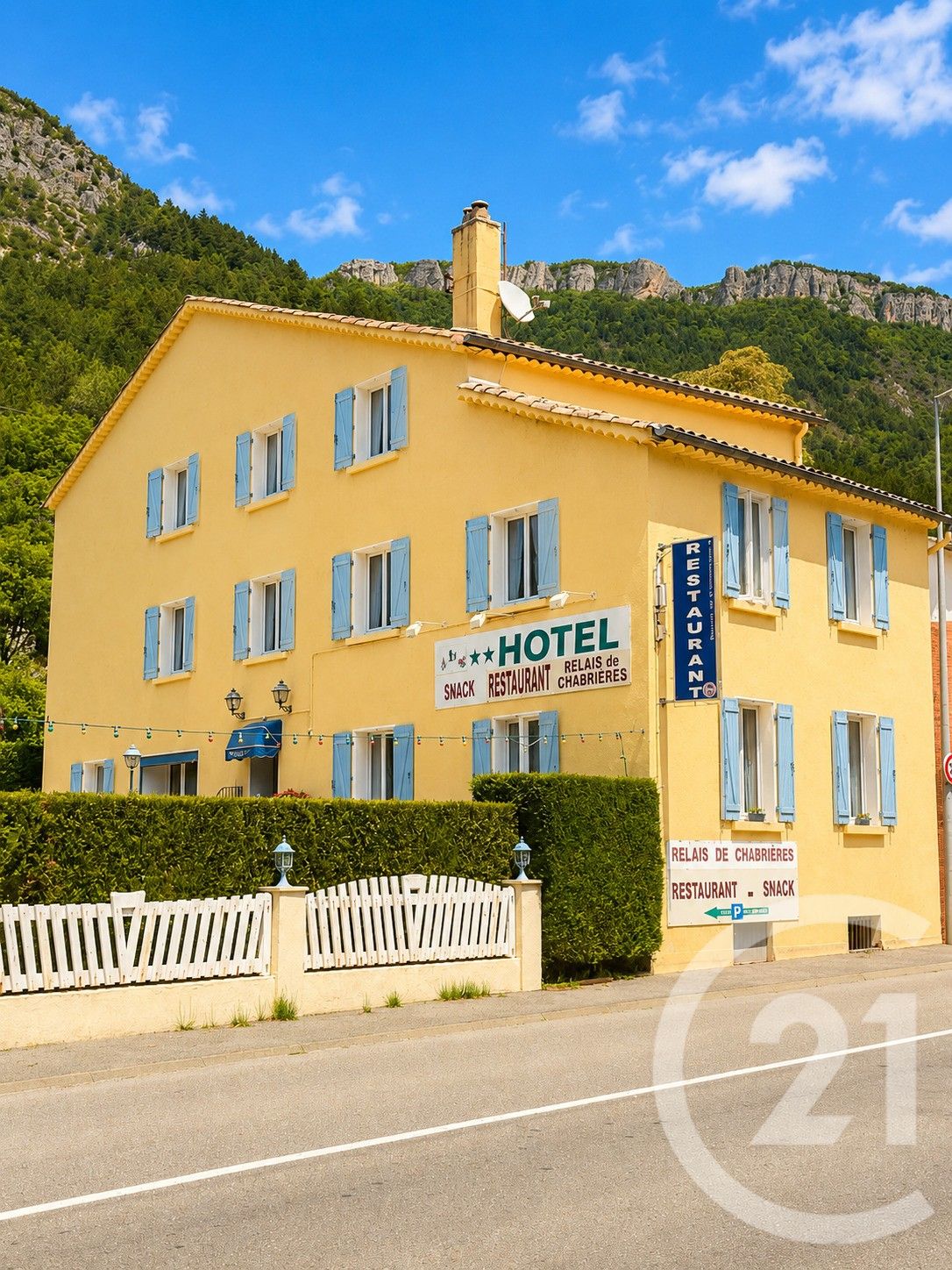 Immeuble 1640m² — Mézel