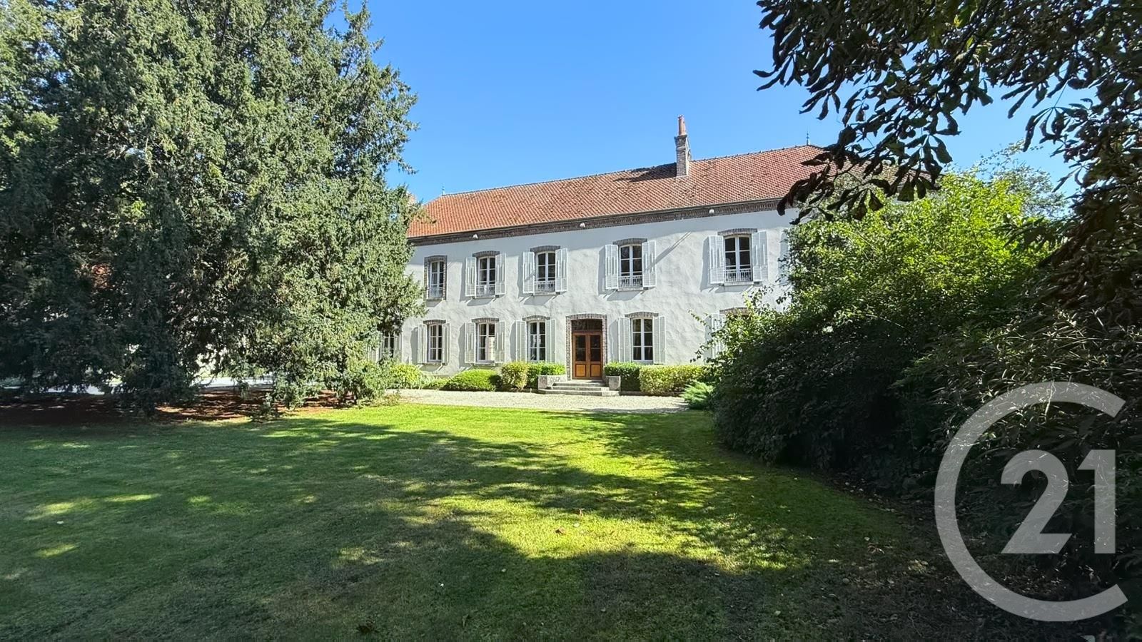 Maison 674m² — Véron